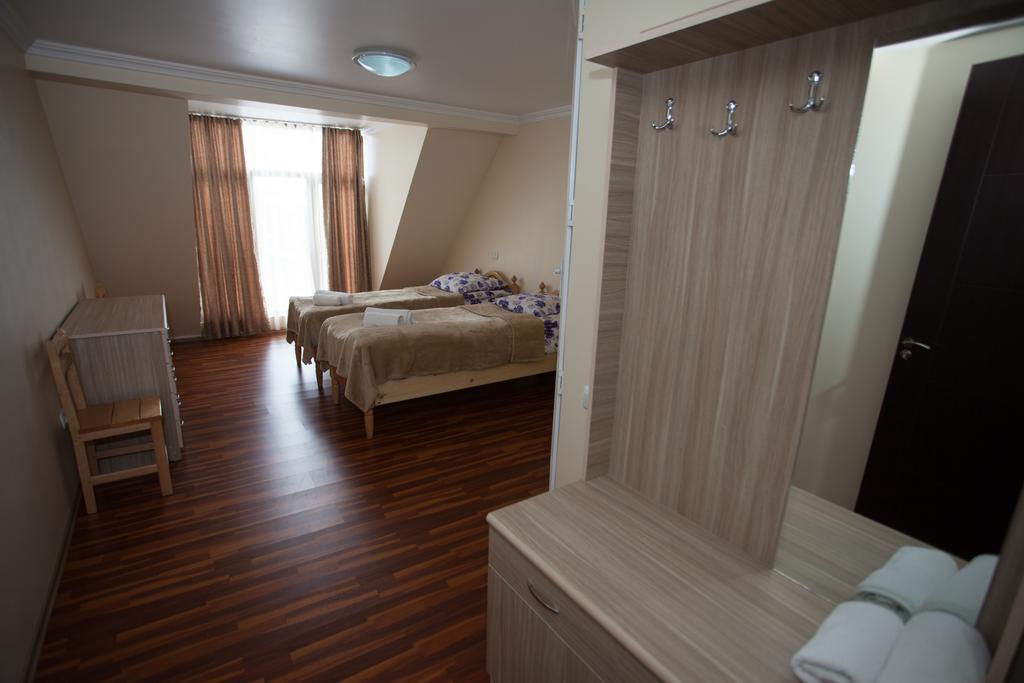 Mestiatour Guest House Habitación foto